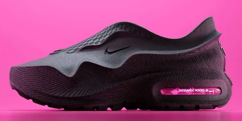 Chaussure noire moderne sur fond rose vif, design futuriste.