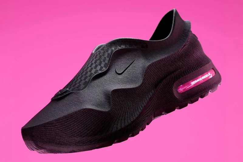 Chaussure noire sur fond rose vif avec semelle transparente