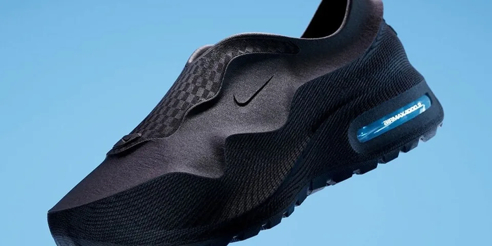 Chaussure noire futuriste avec coussin d'air bleu visible.