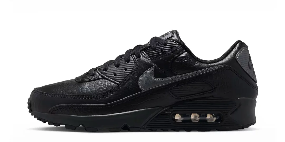 Chaussure noire avec détail texturé et coussin d'air visible.