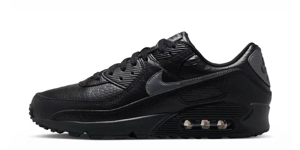 Chaussure noire avec détail texturé et coussin d'air visible.