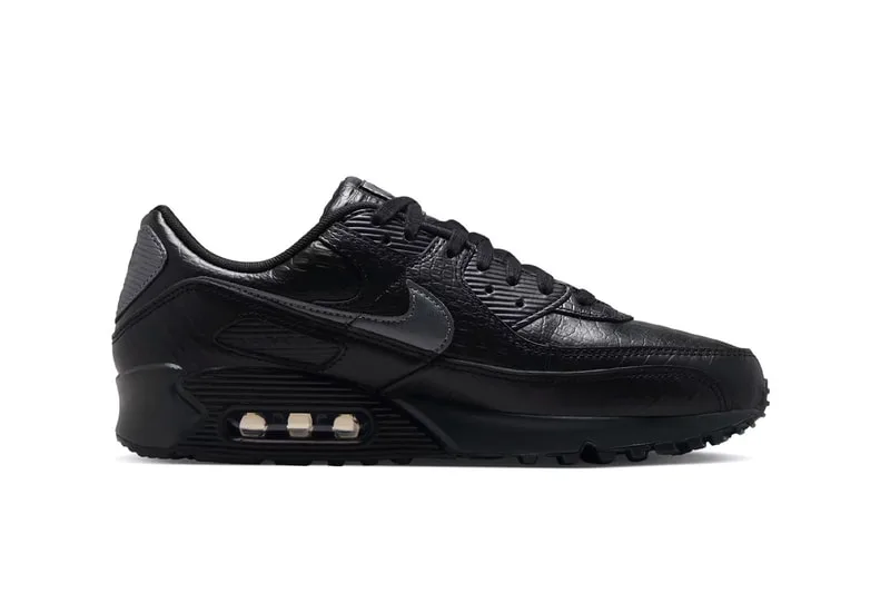 Chaussure de sport noire avec technologie Air visible sur le talon.