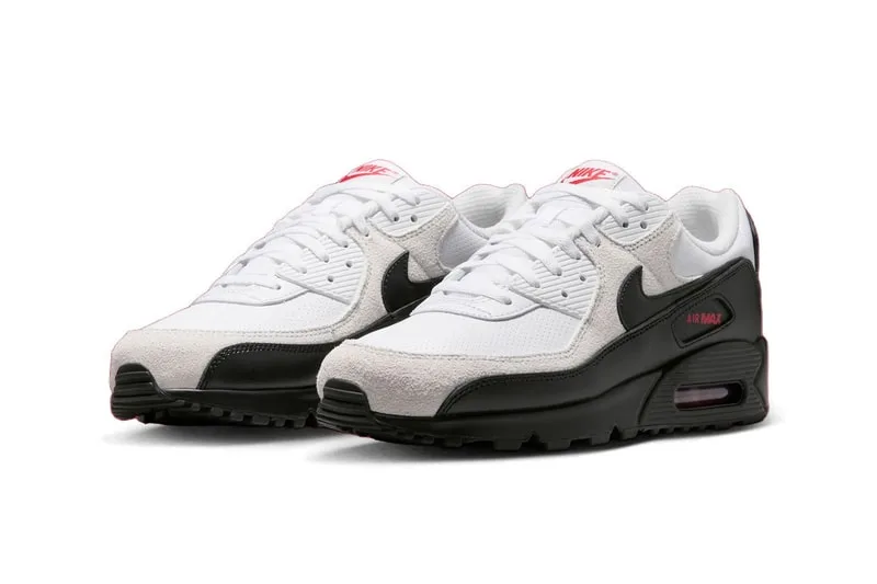 Chaussures de sport blanches et noires, logo Nike visible