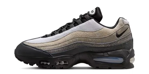 Chaussure de sport Nike Air Max 95 noire et beige avec motif paisley.