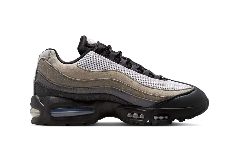 Chaussure moderne avec des motifs et couleurs neutres, semelle noire.