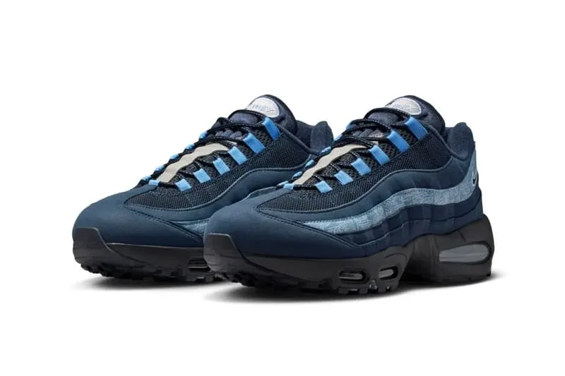 Chaussures de sport bleues avec détails noirs et blancs, profil latéral.