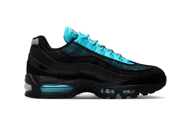 Chaussure noire et turquoise avec semelle transparente et accents en maille.