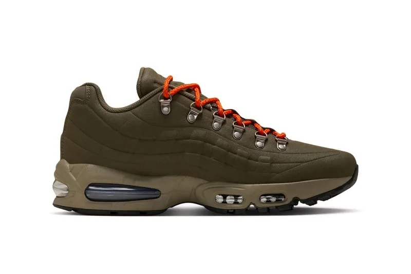 Chaussure de sport verte avec lacets orange et semelle épaisse.