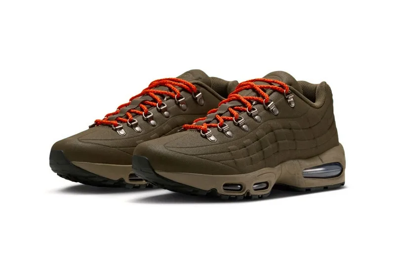 Chaussures vertes avec lacets orange et semelles transparentes.