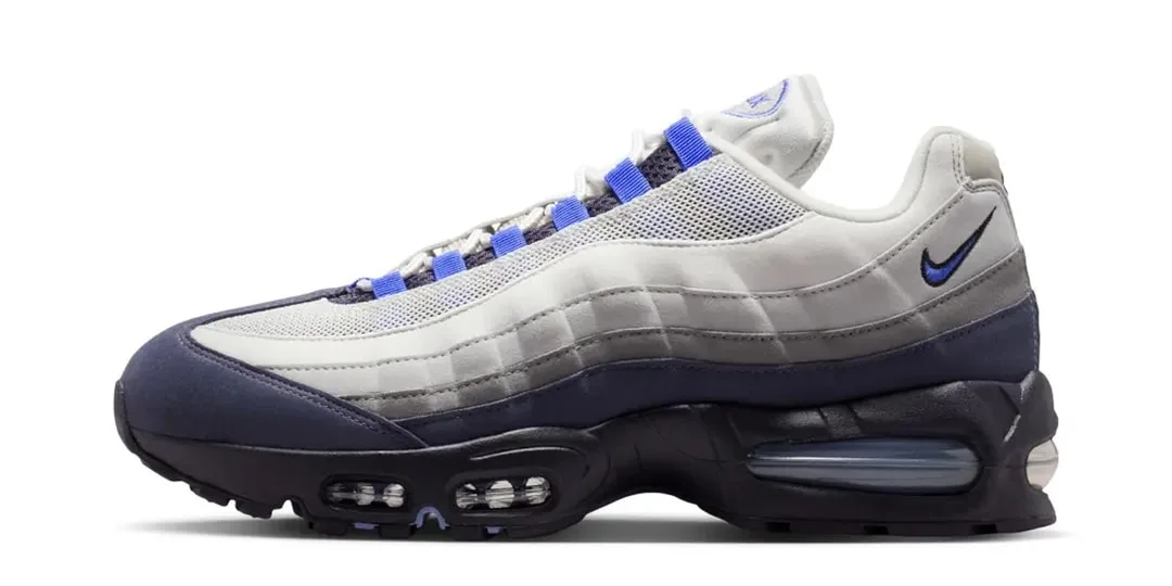 Chaussure de sport, nuances de bleu et blanc, design moderne.
