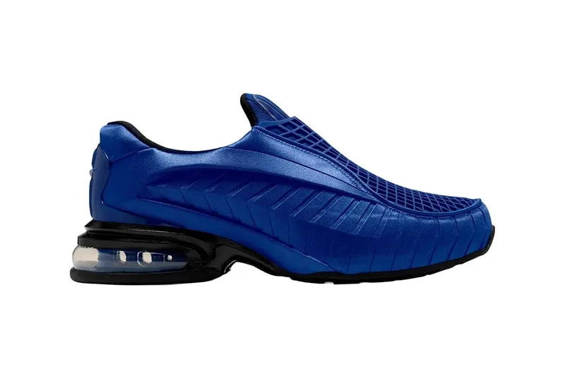 Chaussure bleue avec design moderne et semelle transparente.