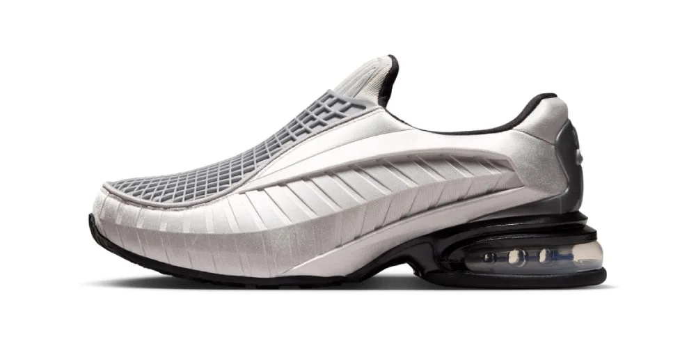 Chaussure de sport grise avec semelle épaisse et détails modernes.