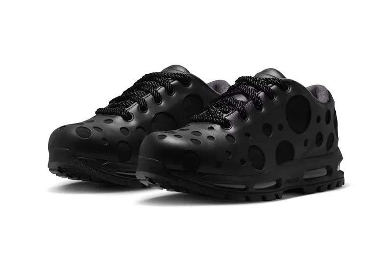 Chaussures noires avec design de cercles et semelle épaisse.