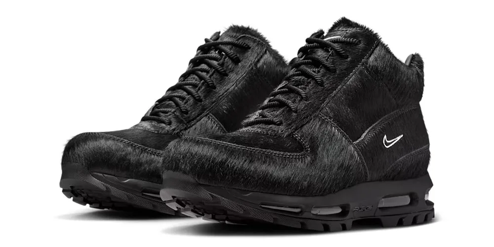 Paire de bottines Nike noires à lacets, avec semelles épaisses.