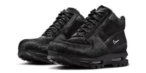 Paire de bottines Nike noires à lacets, avec semelles épaisses.