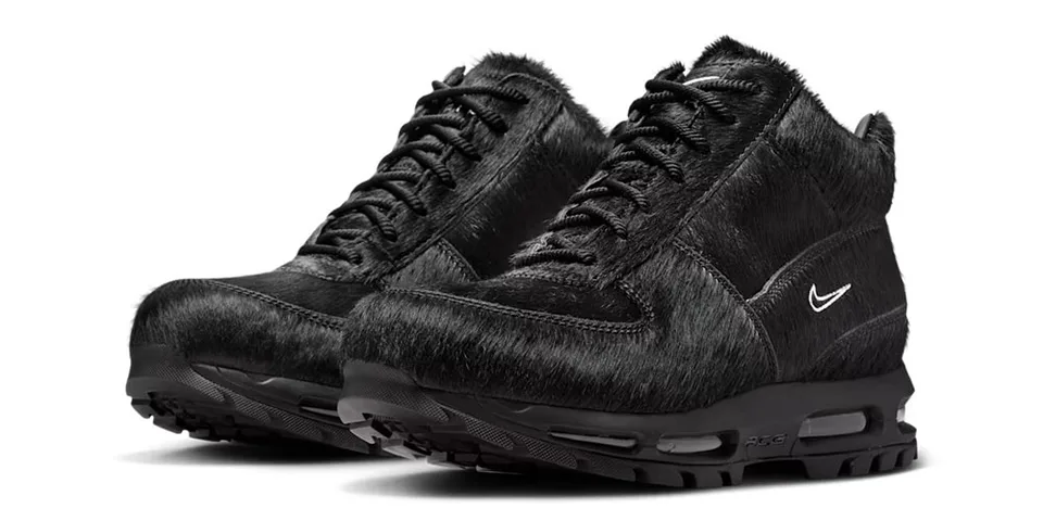 Paire de bottines Nike noires à lacets, avec semelles épaisses.