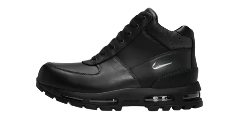 Chaussure noire avec logo blanc sur le côté, fond blanc.