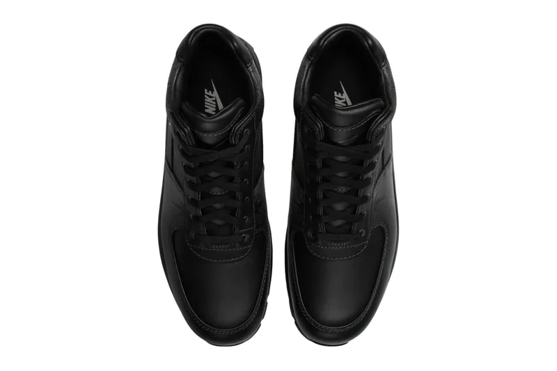 Vue de dessus de baskets noires Nike avec lacets.