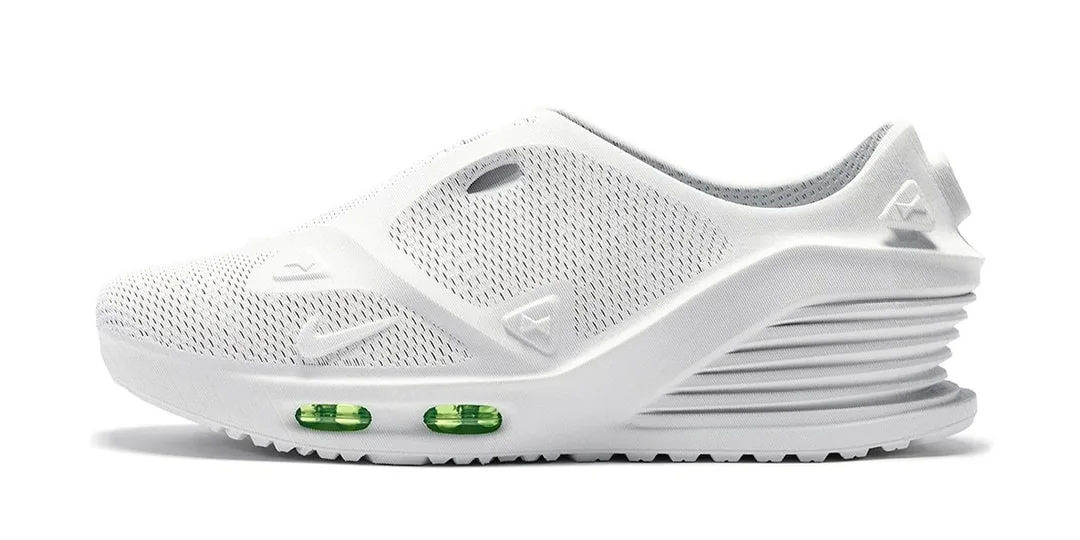 Chaussure blanche moderne avec design unique et semelle épaisse.