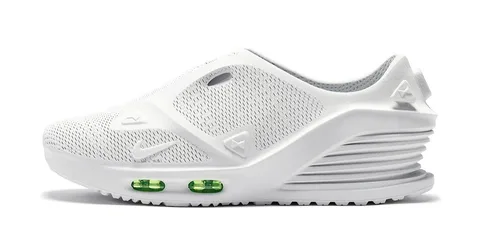 Chaussure blanche moderne avec design unique et semelle épaisse.