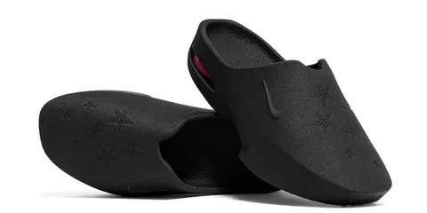 Deux chaussons noirs en tissu présentés sur fond blanc
