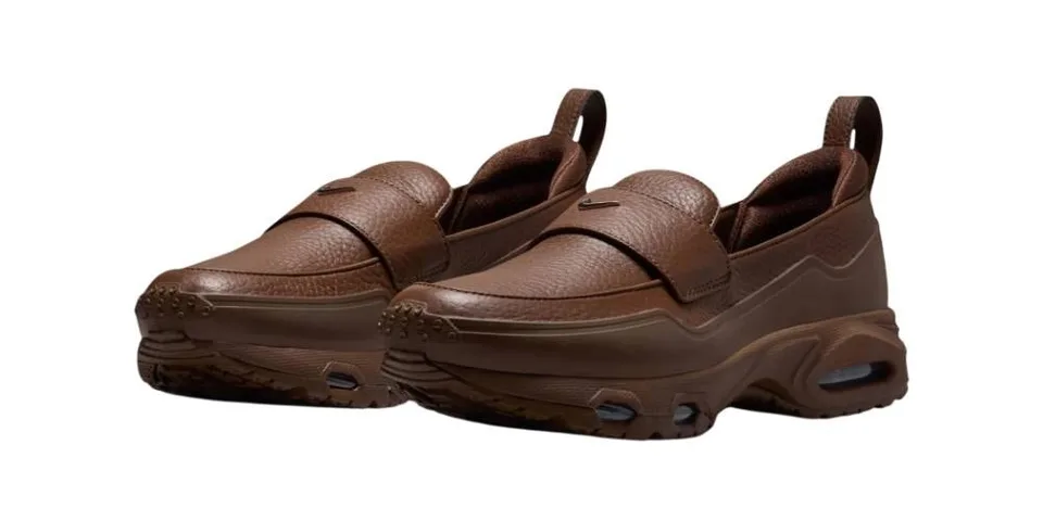 Chaussures marron avec semelles épaisses et languette.