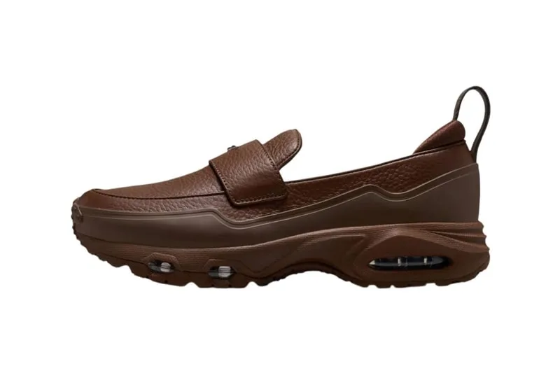 Chaussure marron avec semelle épaisse et amortisseur visible.