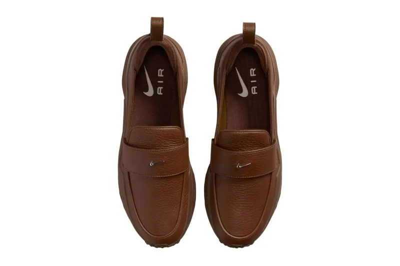 Paire de chaussures marron avec logo Nike et Air visibles