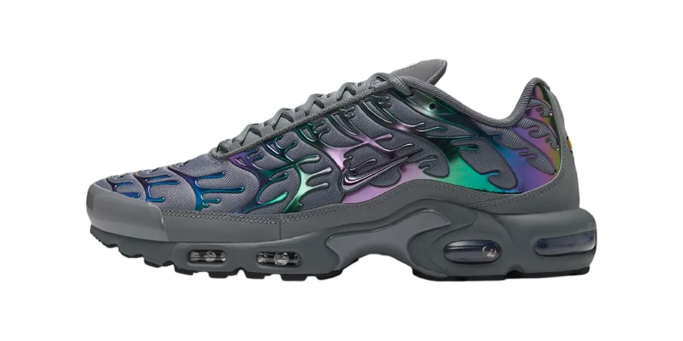 Chaussure de sport grise avec détails irisés et semelle à bulles d'air.