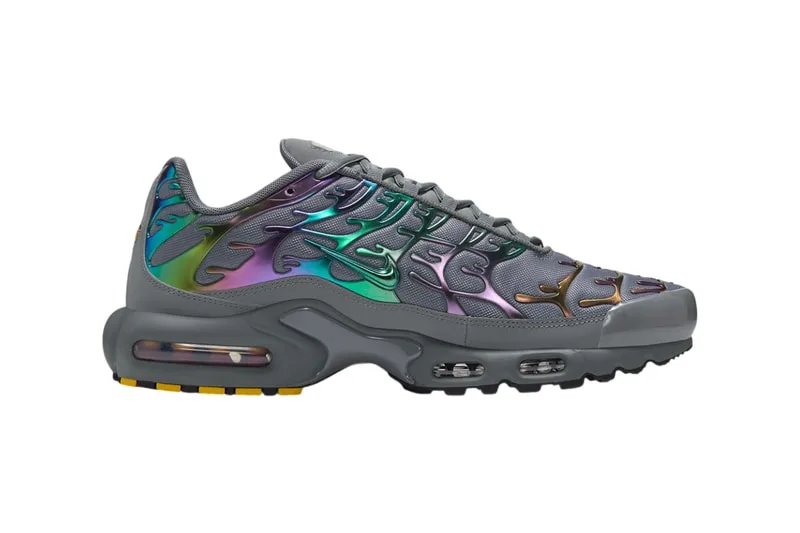Chaussure de sport aux couleurs iridescentes et semelle grise.