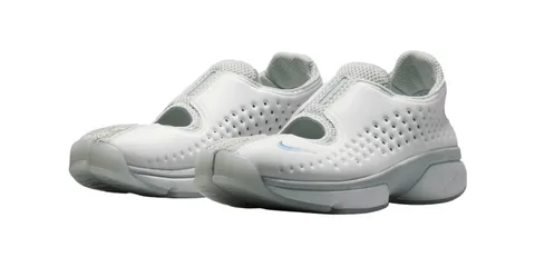 Chaussures blanches modernes avec design perforé, vue de trois quarts.