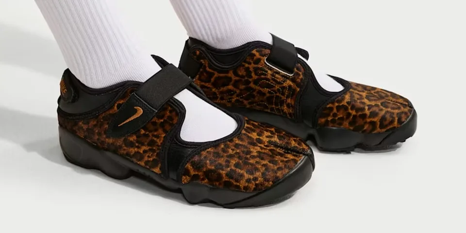 Chaussures à imprimé léopard avec chaussettes blanches