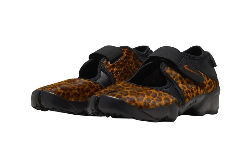Chaussures Nike marron et noir à motif léopard avec sangle velcro.