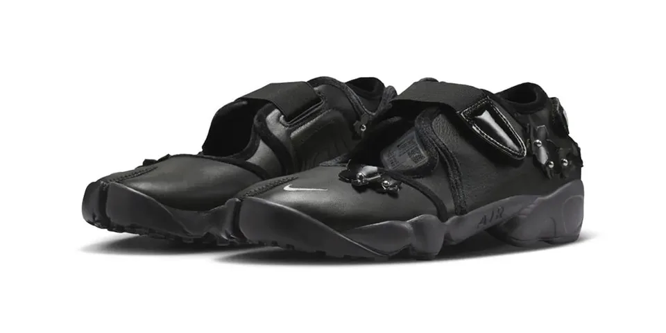 Chaussures noires Nike Air avec sangle et détails uniques