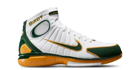 Basket Nike blanche et verte avec texte 'BIRDY', détail orange.