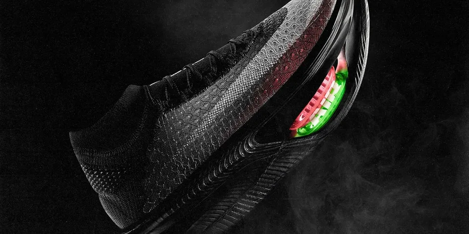 Chaussure noire avec semelle visible, design futuriste et éléments colorés