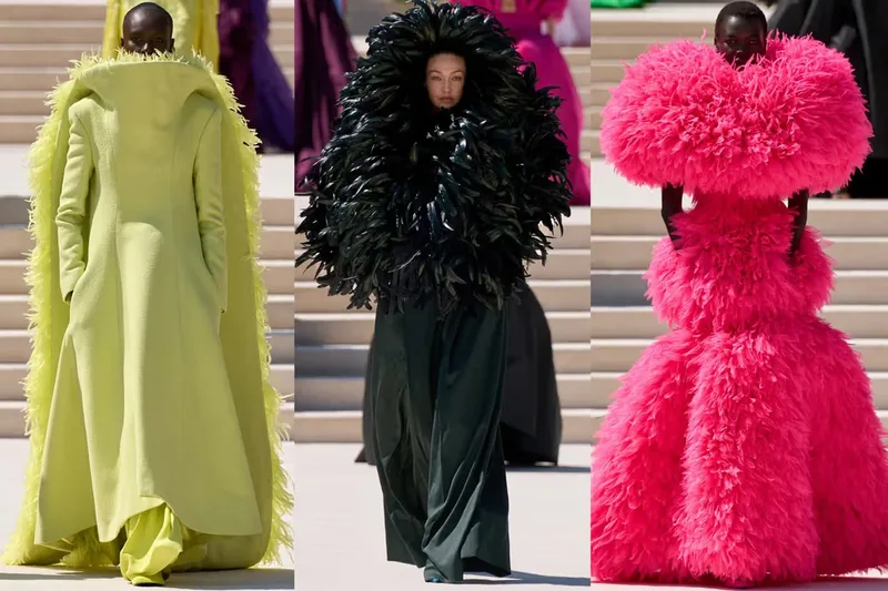 Défilé de mode avec des tenues excentriques et colorées en extérieur.