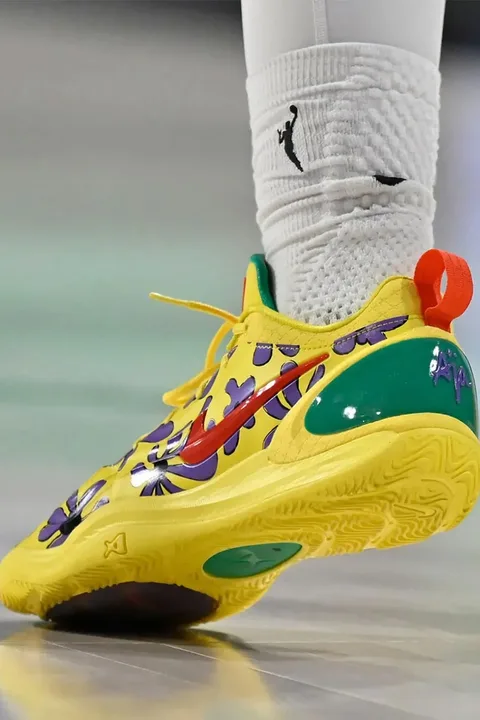 Basket colorée jaune avec motifs violets et verts.
