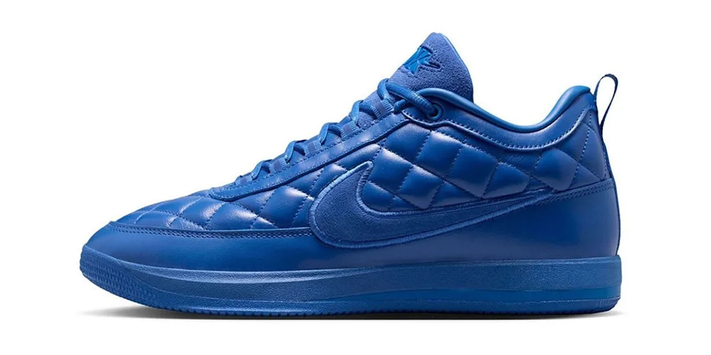 Chaussure bleue avec motif matelassé et logo Swoosh.