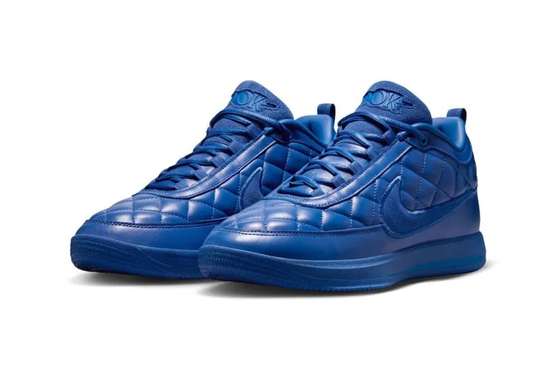 Chaussures de sport bleues avec design matelassé.