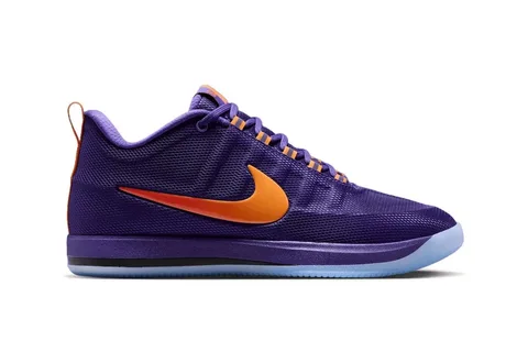 Chaussure sportive violette et orange avec semelle bleue.