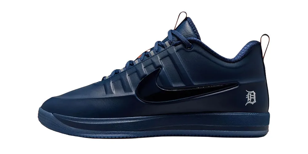 Chaussure de sport bleue avec logo Swoosh noir et lettre 'D'.