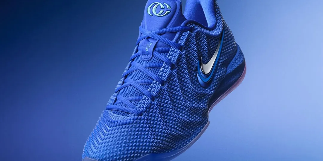 Basketball chaussure bleue avec logo Nike et logo CV.