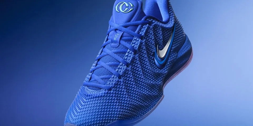 Basketball chaussure bleue avec logo Nike et logo CV.