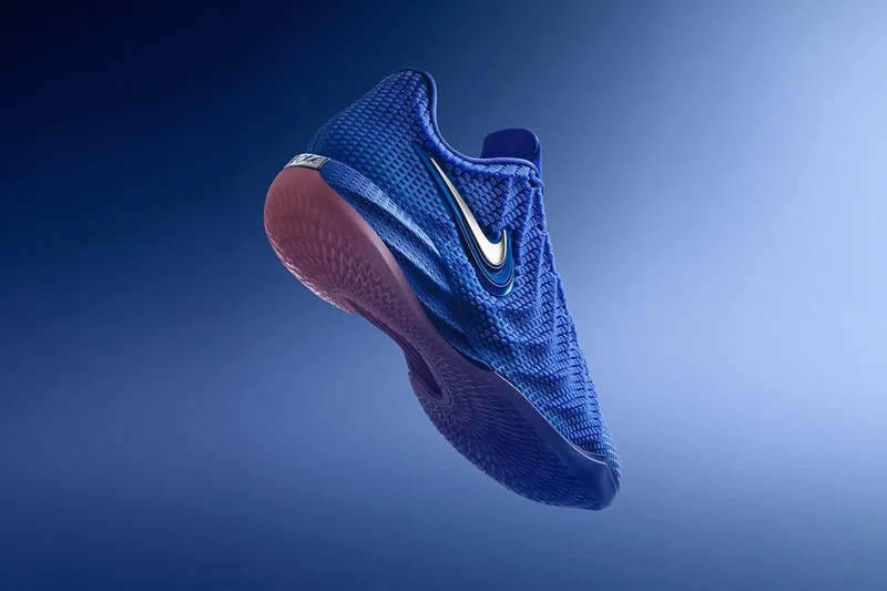 Chaussure de sport bleue en lévitation, fond dégradé bleu.