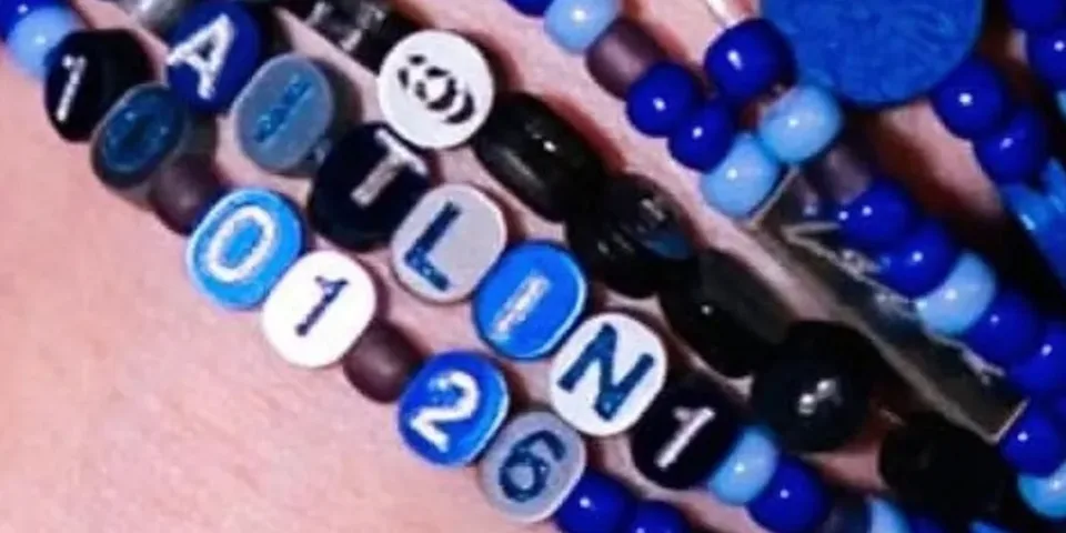 Bracelets en perles multicolores avec des lettres et chiffres.
