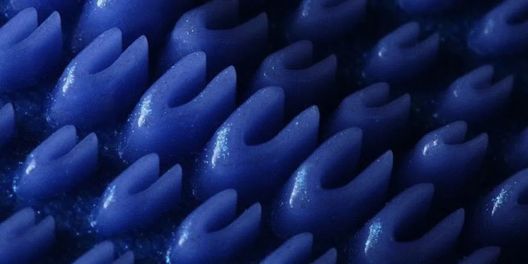 Gros plan de structures bleues et dentelées en forme de fourches.