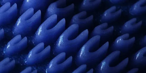 Gros plan de structures bleues et dentelées en forme de fourches.