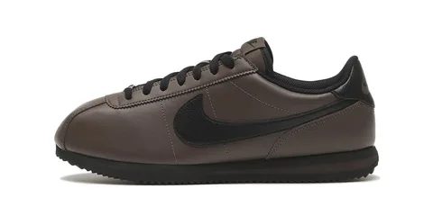 Chaussure marron Nike Cortez avec logo noir.