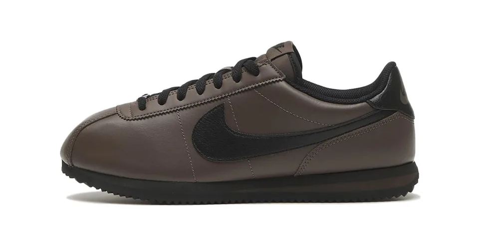 Chaussure marron Nike Cortez avec logo noir.